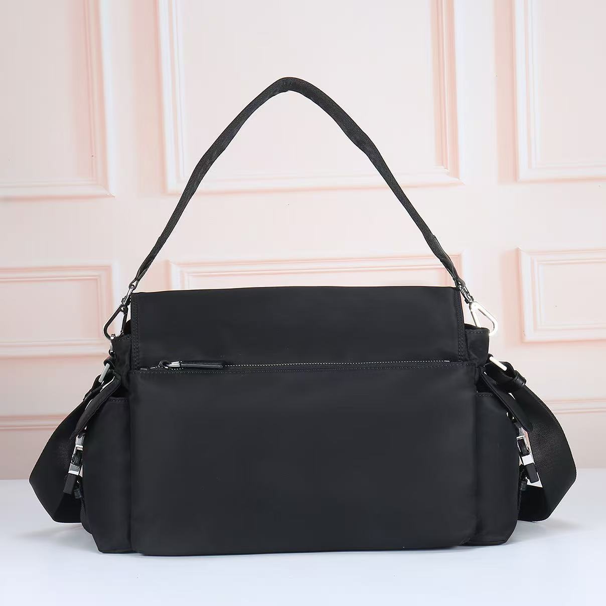 🎉新品邮差包🎉2082🎉🎉这款Explore手袋完美融合了高雅与功能性，拥有多口袋的柔和线条轮廓。翻盖设