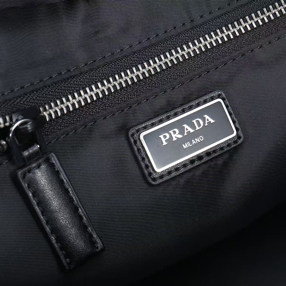 🎉新品邮差包🎉2082🎉🎉这款Explore手袋完美融合了高雅与功能性，拥有多口袋的柔和线条轮廓。翻盖设