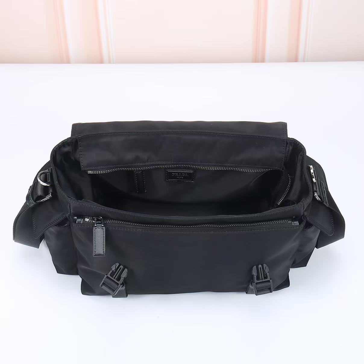 🎉新品邮差包🎉2082🎉🎉这款Explore手袋完美融合了高雅与功能性，拥有多口袋的柔和线条轮廓。翻盖设