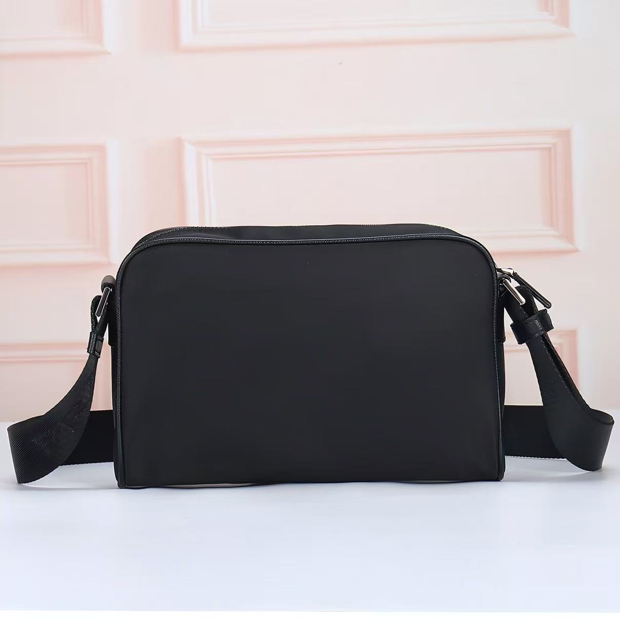 🎉新品🎉2190单肩包🎉🎉 这款单肩包的运动功能性由简约线条和实用现代细节定义。配件采用创新性的Re-Nylon再生尼龙
