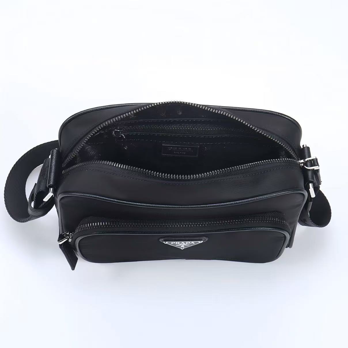 🎉新品🎉2190单肩包🎉🎉 这款单肩包的运动功能性由简约线条和实用现代细节定义。配件采用创新性的Re-Nylon再生尼龙
