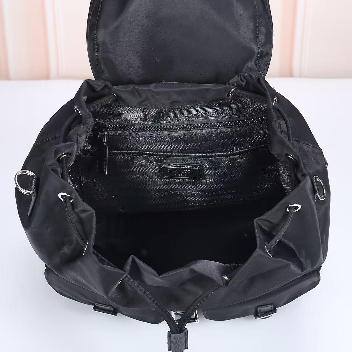 🎉新款双肩背包🎉2110双肩带🎉🎉这款Re-Nylon双肩背包采用经典尼龙面料设计，顶级五金，融合创新实