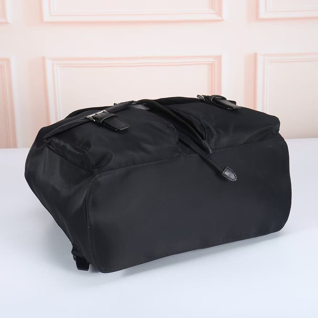 🎉新款双肩背包🎉2110双肩带🎉🎉这款Re-Nylon双肩背包采用经典尼龙面料设计，顶级五金，融合创新实