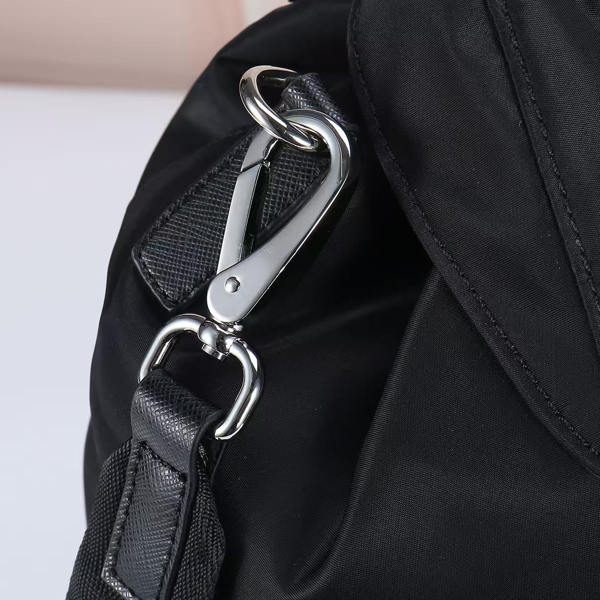 🎉新款双肩背包🎉2110双肩带🎉🎉这款Re-Nylon双肩背包采用经典尼龙面料设计，顶级五金，融合创新实