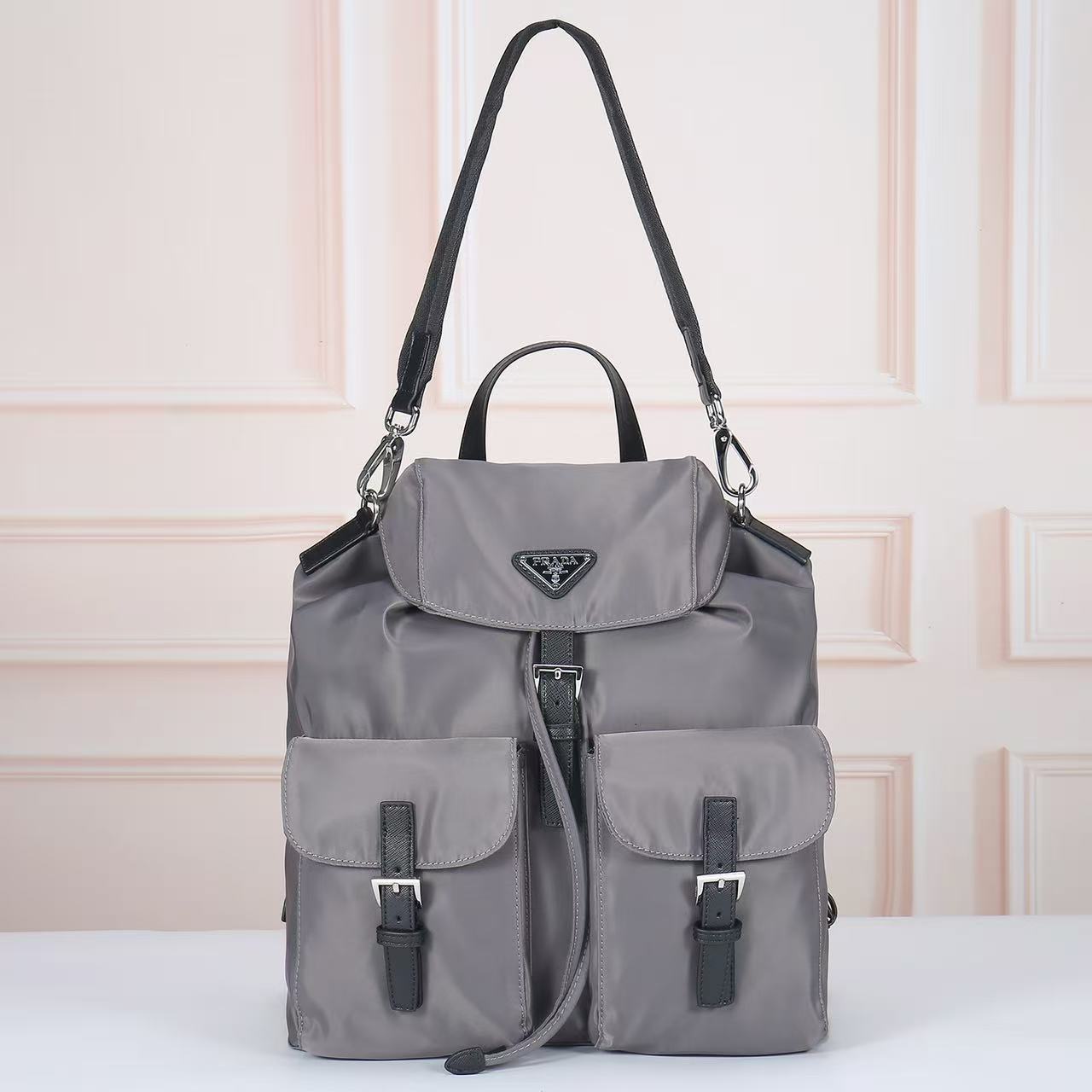 🎉新款双肩背包🎉2110双肩带🎉🎉这款Re-Nylon双肩背包采用经典尼龙面料设计，顶级五金，融合创新实