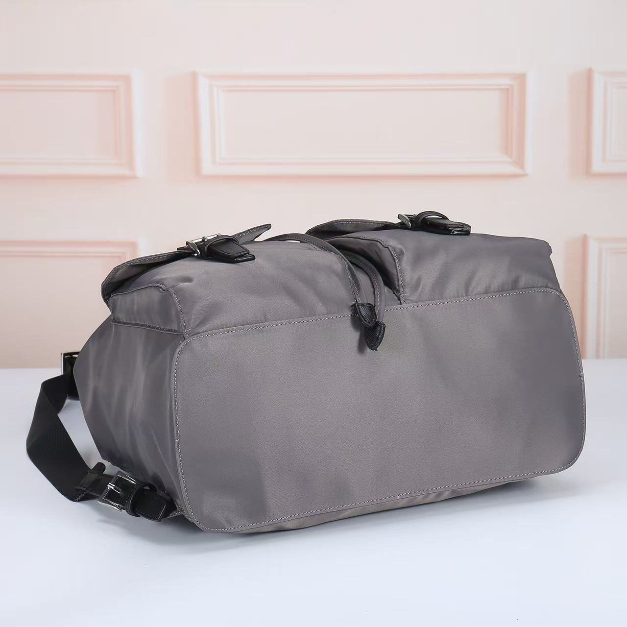 🎉新款双肩背包🎉2110双肩带🎉🎉这款Re-Nylon双肩背包采用经典尼龙面料设计，顶级五金，融合创新实