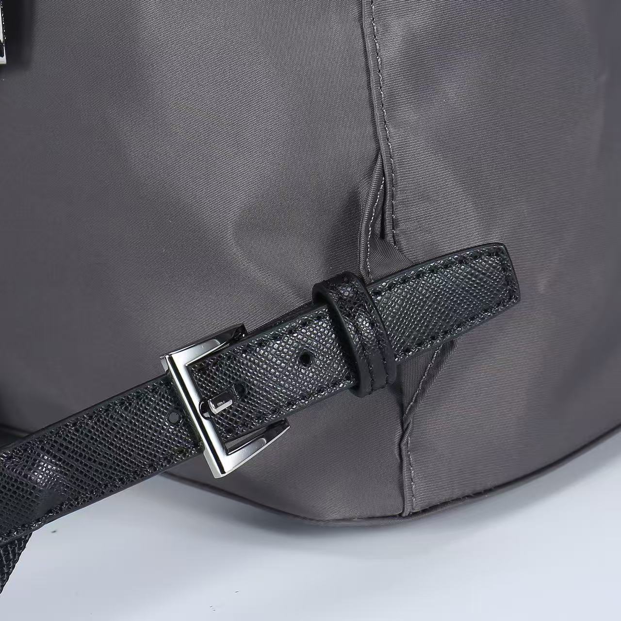 🎉新款双肩背包🎉2110双肩带🎉🎉这款Re-Nylon双肩背包采用经典尼龙面料设计，顶级五金，融合创新实