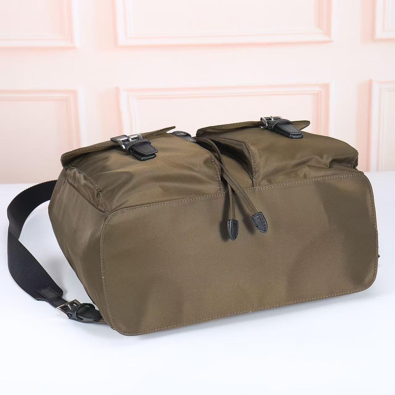 🎉新款双肩背包🎉2110双肩带🎉🎉这款Re-Nylon双肩背包采用经典尼龙面料设计，顶级五金，融合创新实