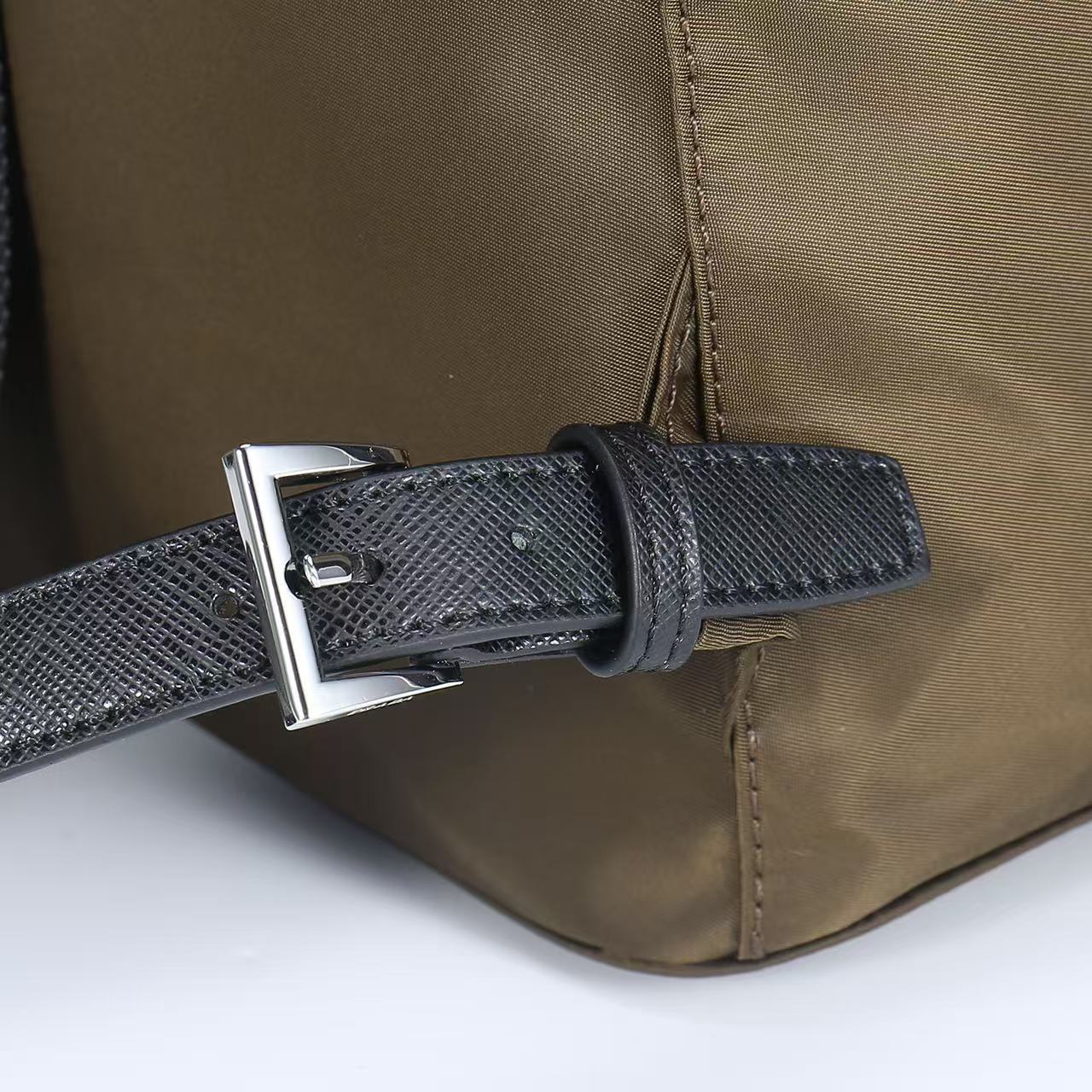 🎉新款双肩背包🎉2110双肩带🎉🎉这款Re-Nylon双肩背包采用经典尼龙面料设计，顶级五金，融合创新实