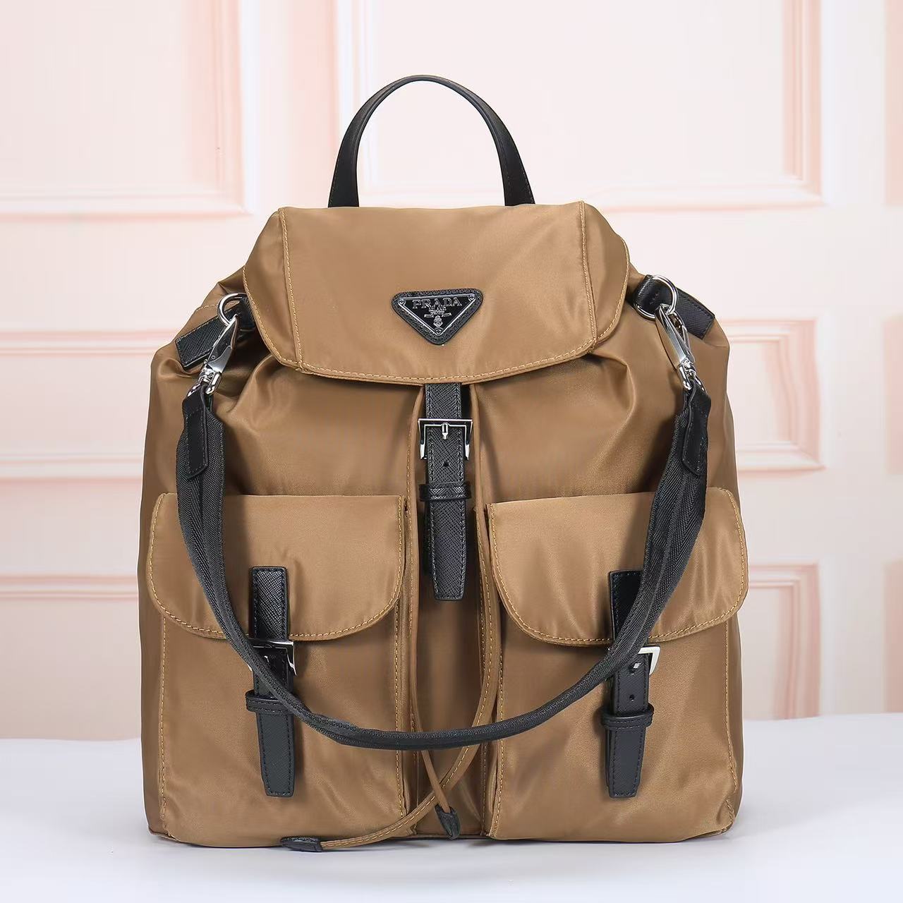 🎉新款双肩背包🎉2110双肩带🎉🎉这款Re-Nylon双肩背包采用经典尼龙面料设计，顶级五金，融合创新实