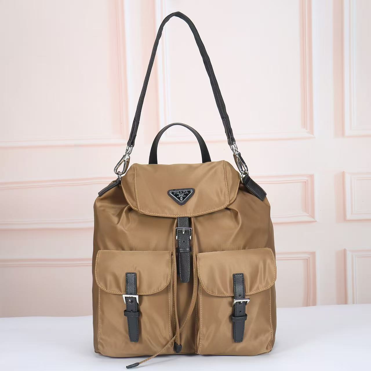 🎉新款双肩背包🎉2110双肩带🎉🎉这款Re-Nylon双肩背包采用经典尼龙面料设计，顶级五金，融合创新实