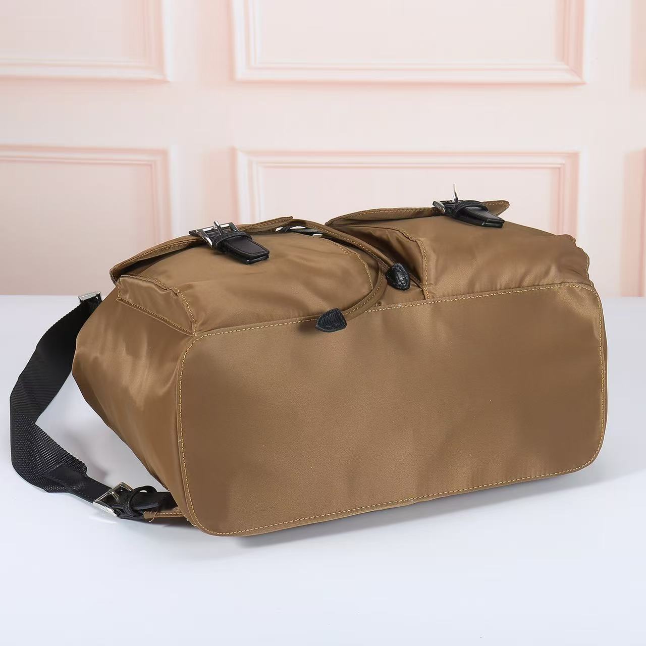 🎉新款双肩背包🎉2110双肩带🎉🎉这款Re-Nylon双肩背包采用经典尼龙面料设计，顶级五金，融合创新实