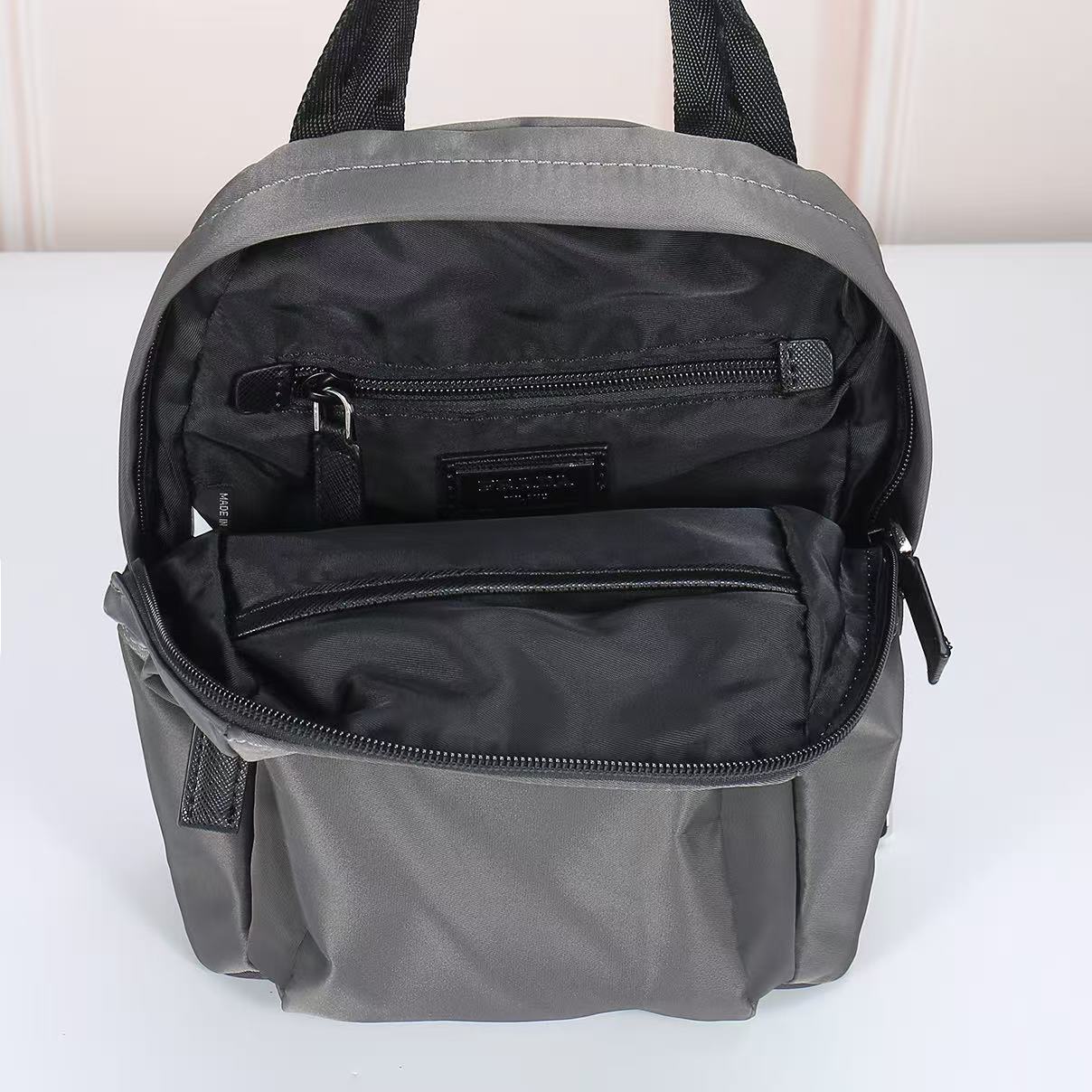 🎉新品胸包🎉🎉2116🎉🎉 这款胸包采用Re-Nylon再生尼龙材质，设计轻巧紧凑，风格百搭。完美融合标志性元素，配以S