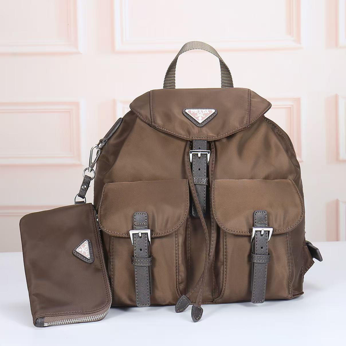 PR@D@，女士双肩包，款号：811.配吊袋🎒背包到货，ECONYL®再生尼龙和Saffiano皮革材质