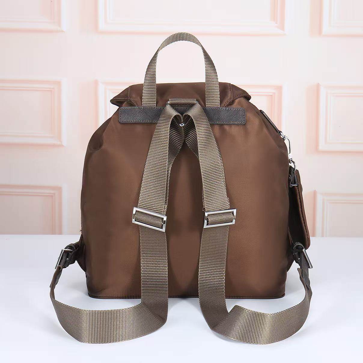 PR@D@，女士双肩包，款号：811.配吊袋🎒背包到货，ECONYL®再生尼龙和Saffiano皮革材质