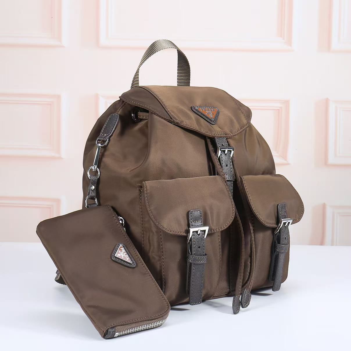 PR@D@，女士双肩包，款号：811.配吊袋🎒背包到货，ECONYL®再生尼龙和Saffiano皮革材质