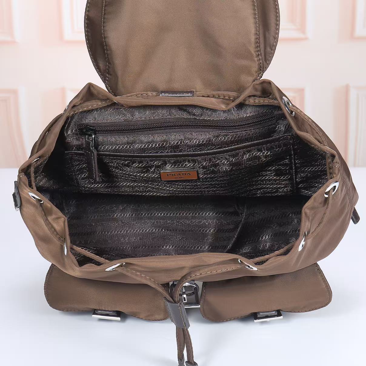 PR@D@，女士双肩包，款号：811.配吊袋🎒背包到货，ECONYL®再生尼龙和Saffiano皮革材质