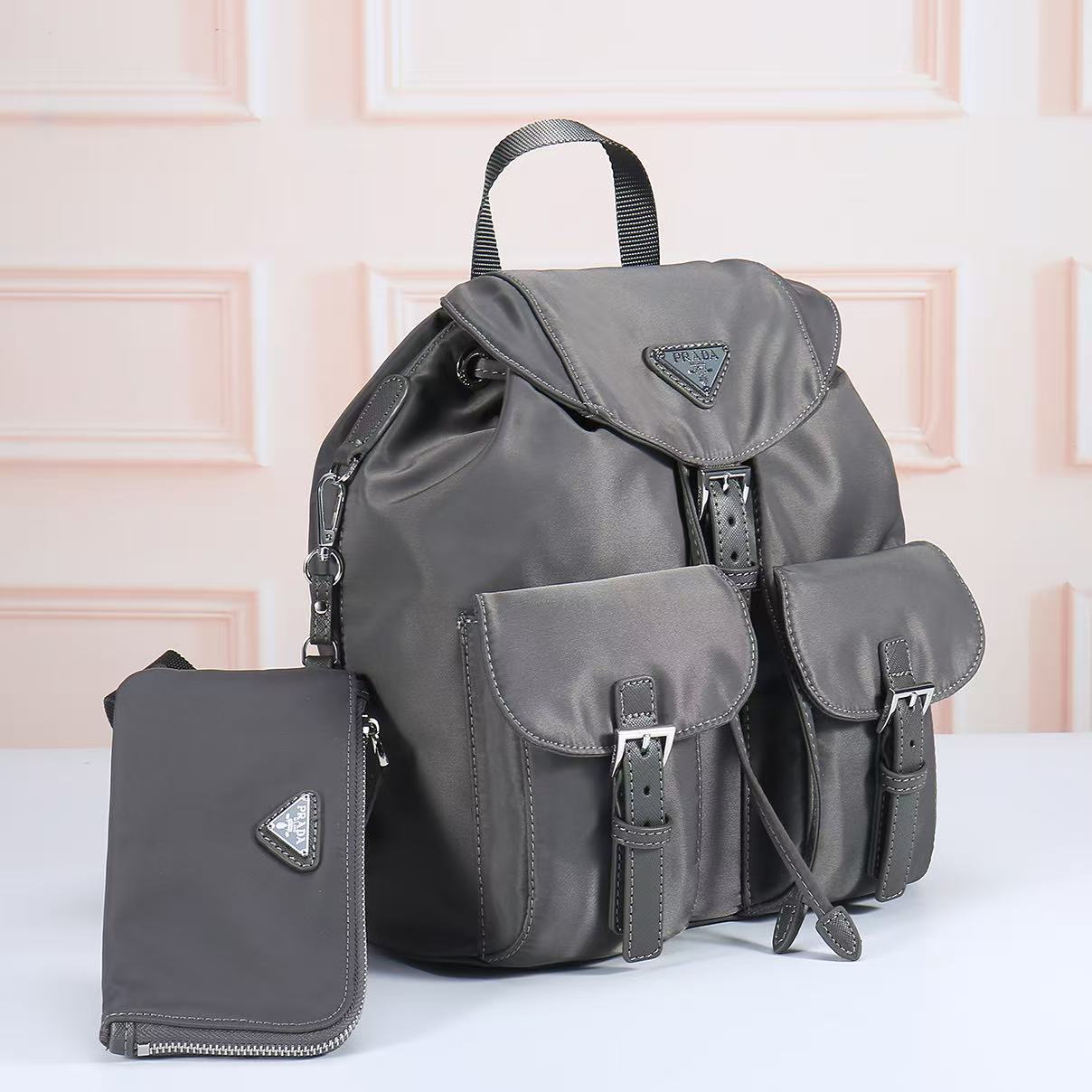 PR@D@，女士双肩包，款号：811.配吊袋🎒背包到货，ECONYL®再生尼龙和Saffiano皮革材质