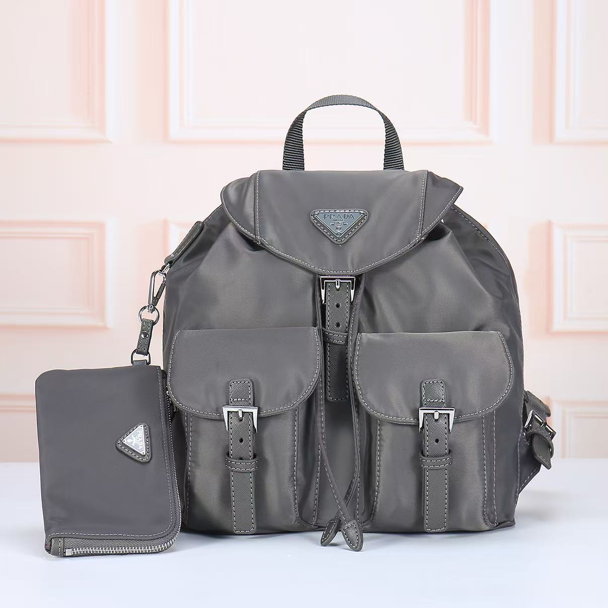 PR@D@，女士双肩包，款号：811.配吊袋🎒背包到货，ECONYL®再生尼龙和Saffiano皮革材质