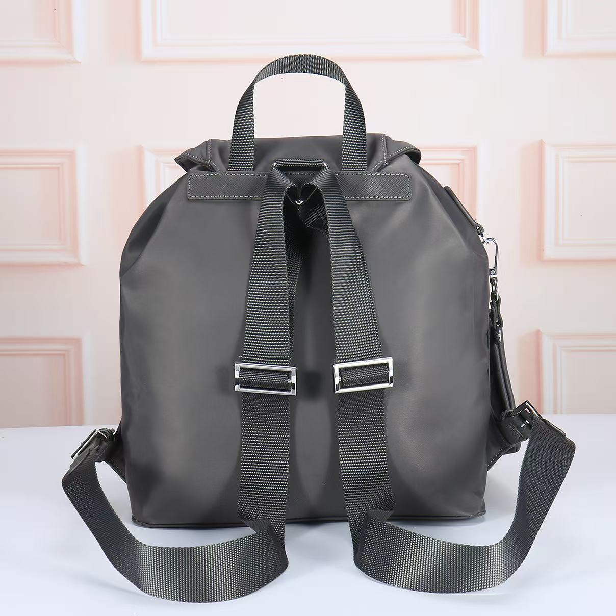 PR@D@，女士双肩包，款号：811.配吊袋🎒背包到货，ECONYL®再生尼龙和Saffiano皮革材质