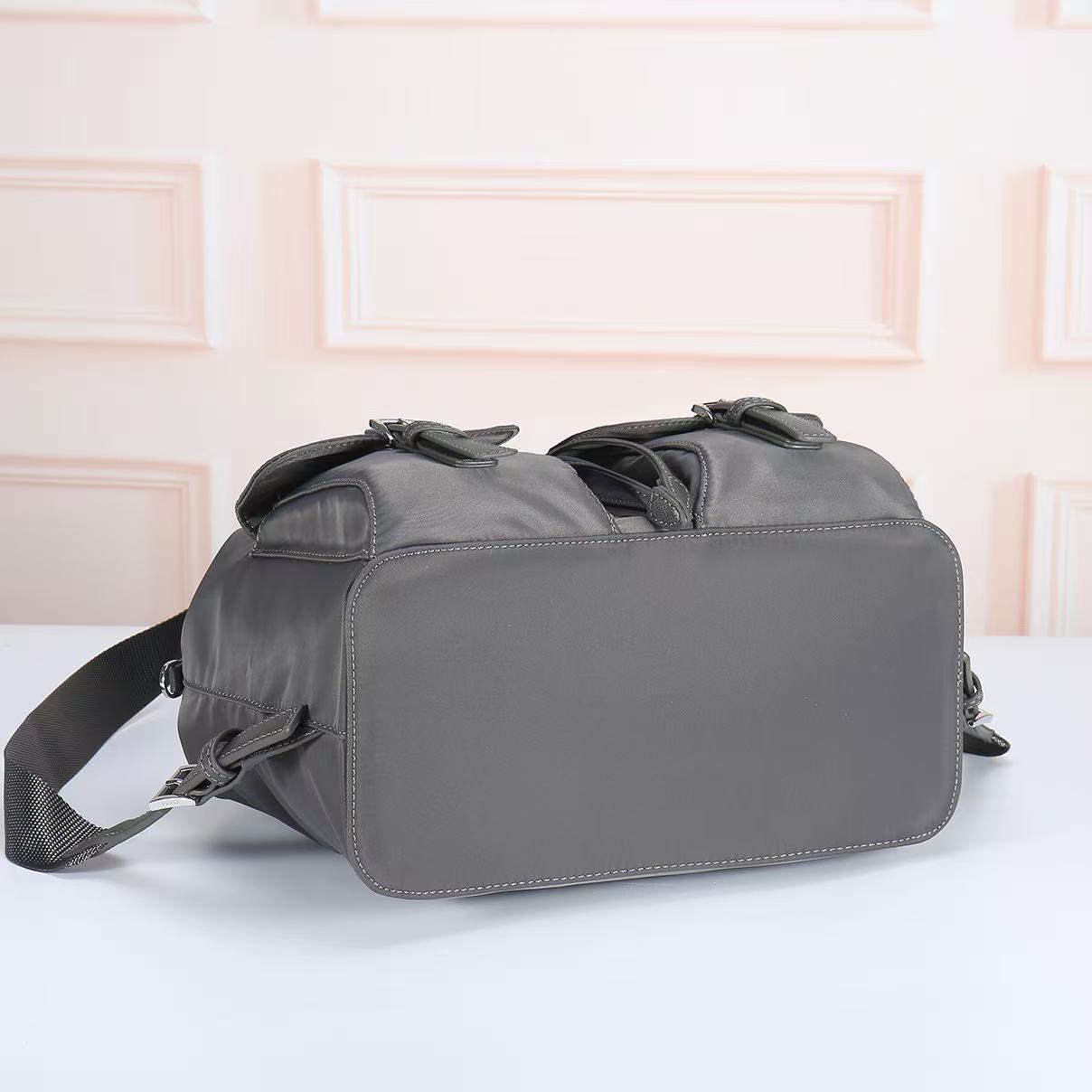 PR@D@，女士双肩包，款号：811.配吊袋🎒背包到货，ECONYL®再生尼龙和Saffiano皮革材质