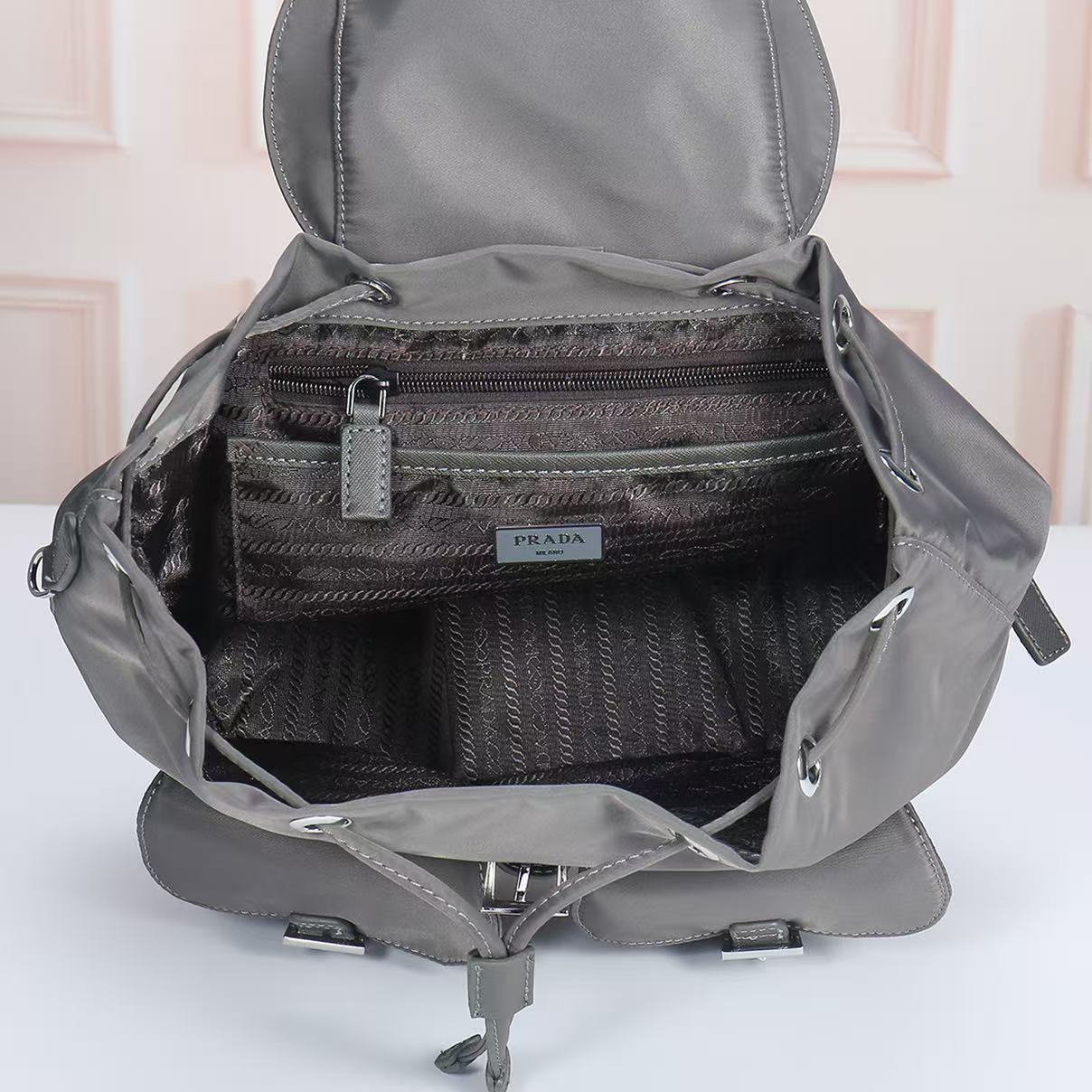 PR@D@，女士双肩包，款号：811.配吊袋🎒背包到货，ECONYL®再生尼龙和Saffiano皮革材质