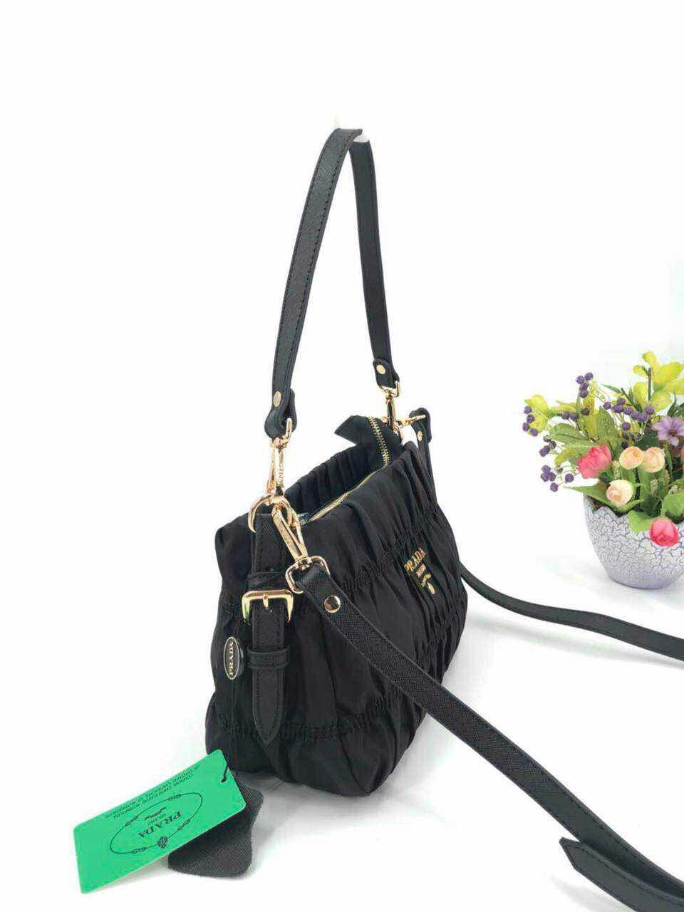 PRADA普拉达女士手拿斜挎包 型号:A156(进口防水布) 尺寸:26×16×10(cm) 💪🏿重金打版复刻👍定制进口 PRADA普拉达女士手拿斜挎包 型号:A156(进口防水布) 尺寸:26×16×10(cm) 💪🏿重金打版复刻👍定制进口