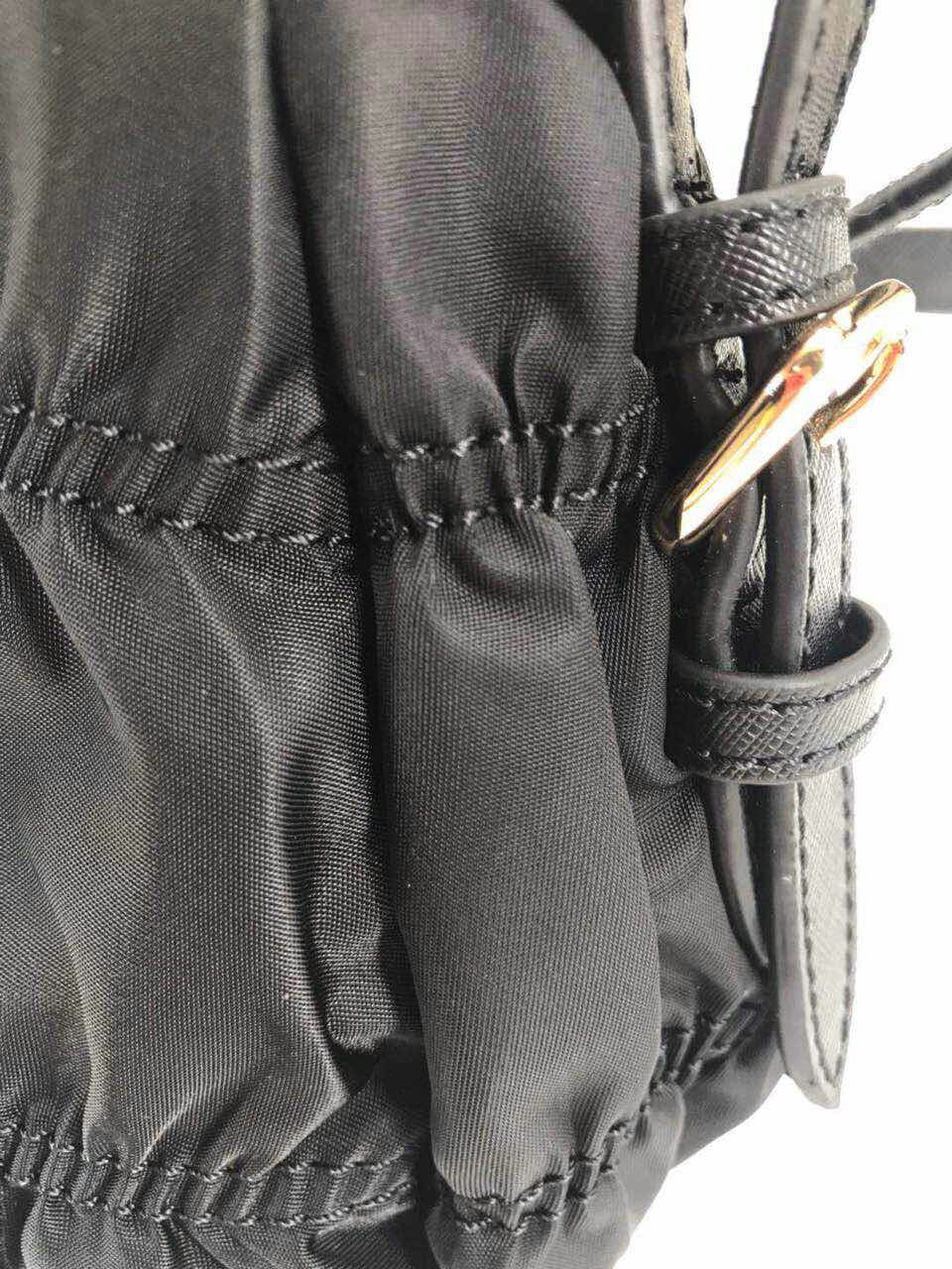 PRADA普拉达女士手拿斜挎包 型号:A156(进口防水布) 尺寸:26×16×10(cm) 💪🏿重金打版复刻👍定制进口 PRADA普拉达女士手拿斜挎包 型号:A156(进口防水布) 尺寸:26×16×10(cm) 💪🏿重金打版复刻👍定制进口