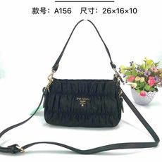 PRADA普拉达女士手拿斜挎包 型号:A156(进口防水布) 尺寸:26×16×10(cm) 💪🏿重金打版复刻👍定制进口 PRADA普拉达女士手拿斜挎包 型号:A156(进口防水布) 尺寸:26×16×10(cm) 💪🏿重金打版复刻👍定制进口