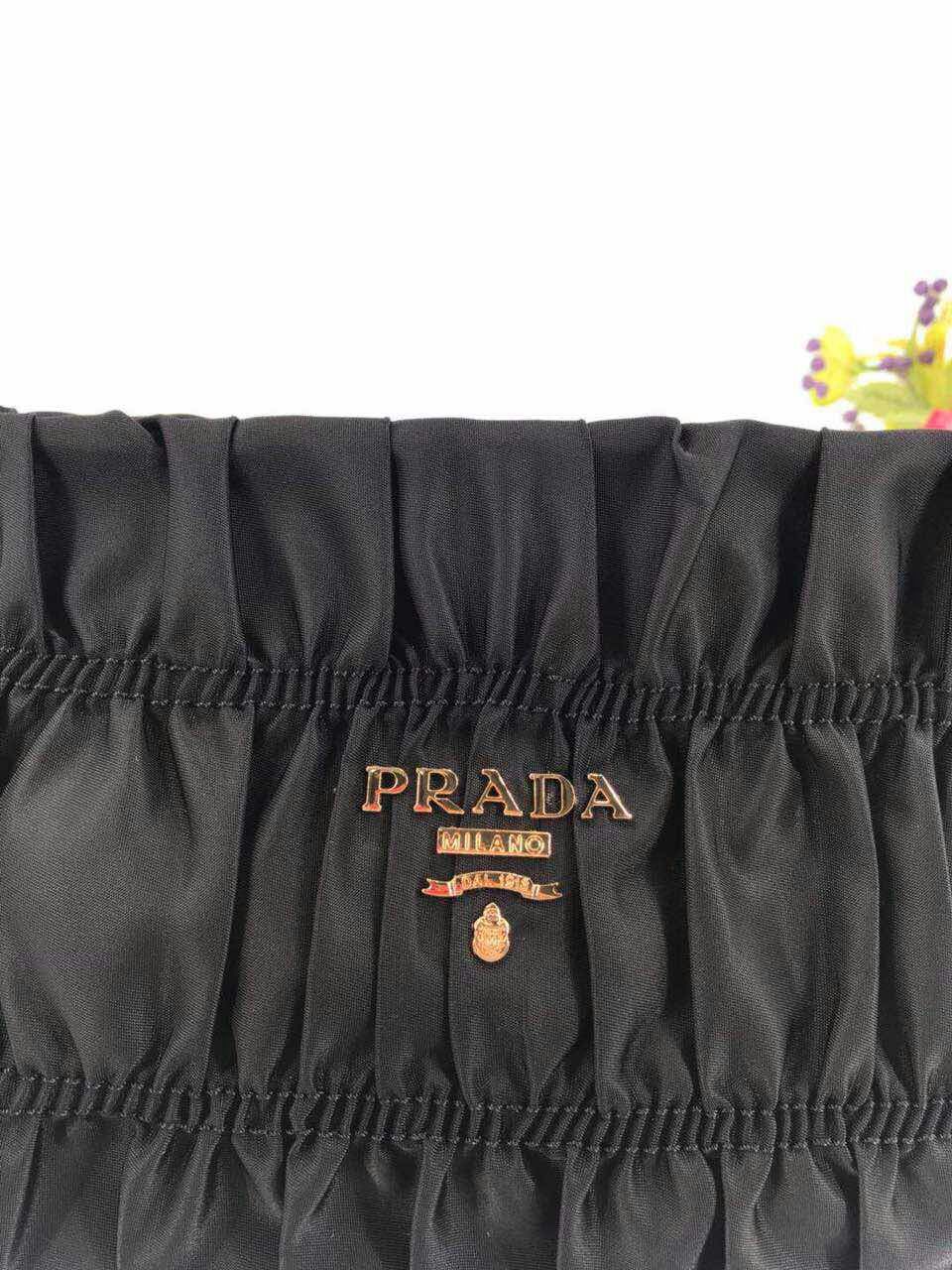 PRADA普拉达女士手拿斜挎包 型号:A156(进口防水布) 尺寸:26×16×10(cm) 💪🏿重金打版复刻👍定制进口 PRADA普拉达女士手拿斜挎包 型号:A156(进口防水布) 尺寸:26×16×10(cm) 💪🏿重金打版复刻👍定制进口
