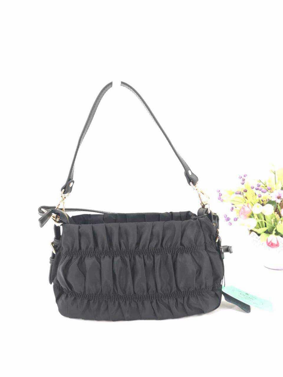 PRADA普拉达女士手拿斜挎包 型号:A156(进口防水布) 尺寸:26×16×10(cm) 💪🏿重金打版复刻👍定制进口 PRADA普拉达女士手拿斜挎包 型号:A156(进口防水布) 尺寸:26×16×10(cm) 💪🏿重金打版复刻👍定制进口