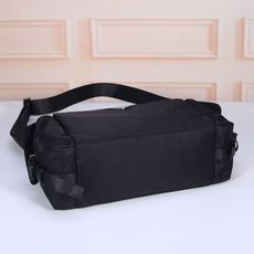 🎉新品探索包🎉2206尼龙布🎉👌 这款Explore手袋完美融合了精致与功能性,体现了动感与现代风格。这款风格采用进口尼 🎉新品探索包🎉2206尼龙布🎉👌 这款Explore手袋完美融合了精致与功能性,体现了动感与现代风格。这款风格采用进口尼