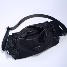 🎉新品探索包🎉2206尼龙布🎉👌 这款Explore手袋完美融合了精致与功能性,体现了动感与现代风格。这款风格采用进口尼 🎉新品探索包🎉2206尼龙布🎉👌 这款Explore手袋完美融合了精致与功能性,体现了动感与现代风格。这款风格采用进口尼