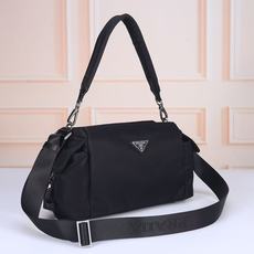 🎉新品探索包🎉2206尼龙布🎉👌 这款Explore手袋完美融合了精致与功能性,体现了动感与现代风格。这款风格采用进口尼 🎉新品探索包🎉2206尼龙布🎉👌 这款Explore手袋完美融合了精致与功能性,体现了动感与现代风格。这款风格采用进口尼