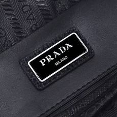 款号=2070🎁🎁标志性的Prada男士手袋于新系列中重新诠释,选材再生尼龙和Saffiano皮革塑造简约线条和结构式廓 款号=2070🎁🎁标志性的Prada男士手袋于新系列中重新诠释,选材再生尼龙和Saffiano皮革塑造简约线条和结构式廓