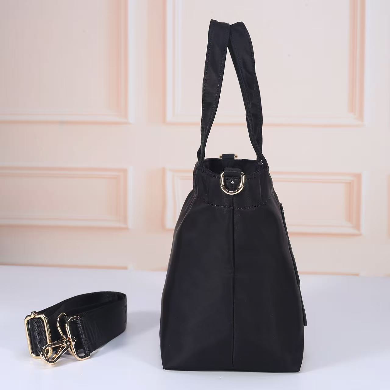 PRADA普拉达手提,斜挎包 型号:A233(进口防水布) 尺寸:30x22x14(cm) 💪🏿重金打版复刻👍💎定制进口 PRADA普拉达手提,斜挎包 型号:A233(进口防水布) 尺寸:30x22x14(cm) 💪🏿重金打版复刻👍💎定制进口