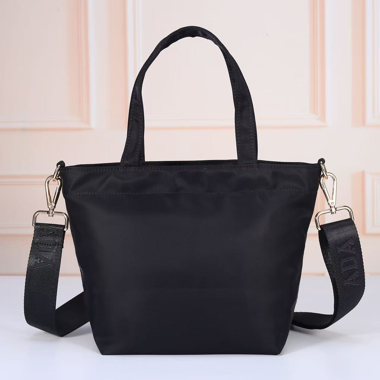 PRADA普拉达手提,斜挎包 型号:A233(进口防水布) 尺寸:30x22x14(cm) 💪🏿重金打版复刻👍💎定制进口 PRADA普拉达手提,斜挎包 型号:A233(进口防水布) 尺寸:30x22x14(cm) 💪🏿重金打版复刻👍💎定制进口