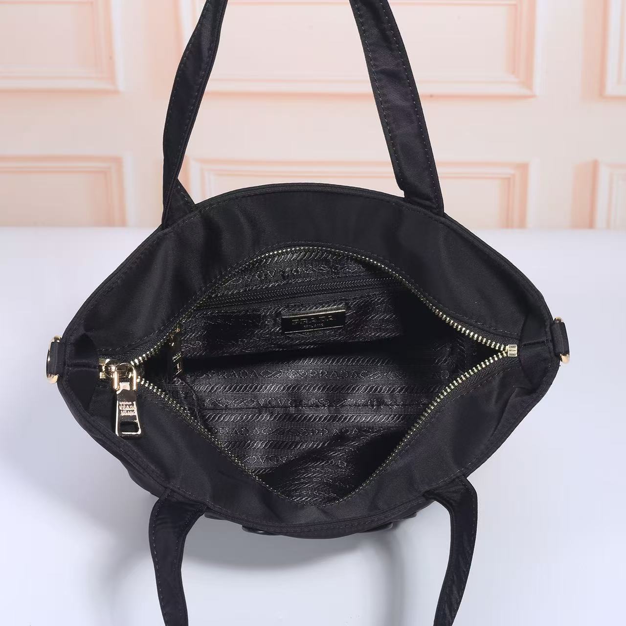 PRADA普拉达手提,斜挎包 型号:A233(进口防水布) 尺寸:30x22x14(cm) 💪🏿重金打版复刻👍💎定制进口 PRADA普拉达手提,斜挎包 型号:A233(进口防水布) 尺寸:30x22x14(cm) 💪🏿重金打版复刻👍💎定制进口
