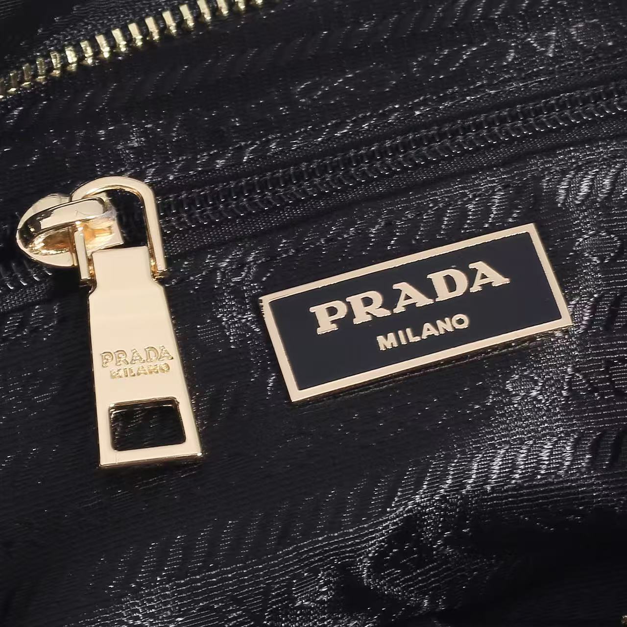 PRADA普拉达手提,斜挎包 型号:A233(进口防水布) 尺寸:30x22x14(cm) 💪🏿重金打版复刻👍💎定制进口 PRADA普拉达手提,斜挎包 型号:A233(进口防水布) 尺寸:30x22x14(cm) 💪🏿重金打版复刻👍💎定制进口