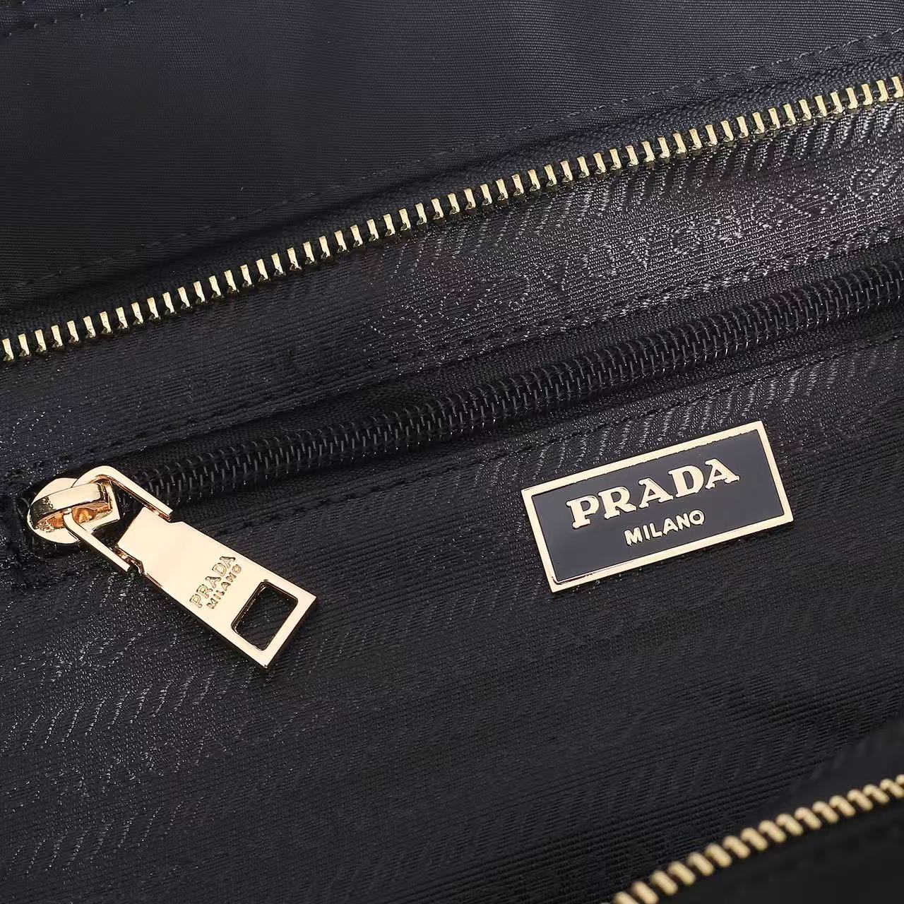 PRADA普拉达小熊肩背斜挎包 型号:A243(进口防水布) 尺寸:48x30x15(cm) 💪🏿重金打版复刻👍💎定制进 PRADA普拉达小熊肩背斜挎包 型号:A243(进口防水布) 尺寸:48x30x15(cm) 💪🏿重金打版复刻👍💎定制进