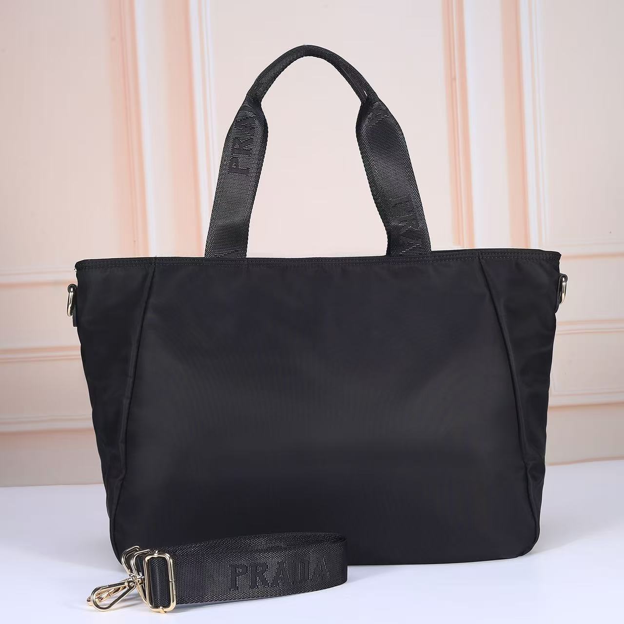 PRADA普拉达小熊肩背斜挎包 型号:A243(进口防水布) 尺寸:48x30x15(cm) 💪🏿重金打版复刻👍💎定制进 PRADA普拉达小熊肩背斜挎包 型号:A243(进口防水布) 尺寸:48x30x15(cm) 💪🏿重金打版复刻👍💎定制进