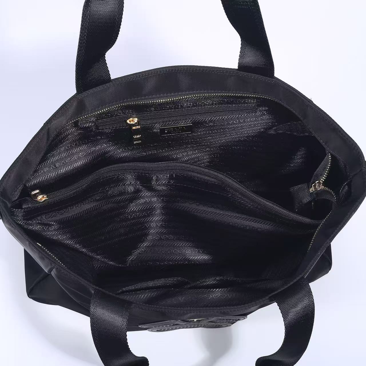 PRADA普拉达小熊肩背斜挎包 型号:A243(进口防水布) 尺寸:48x30x15(cm) 💪🏿重金打版复刻👍💎定制进 PRADA普拉达小熊肩背斜挎包 型号:A243(进口防水布) 尺寸:48x30x15(cm) 💪🏿重金打版复刻👍💎定制进