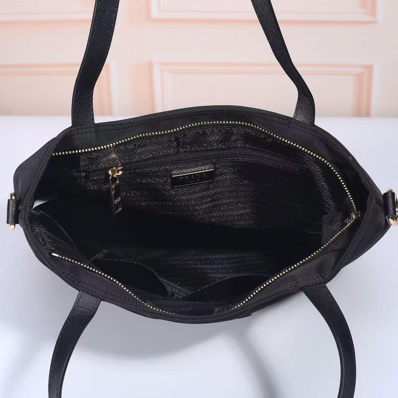 PRADA普拉达小熊肩背斜挎包 型号:A245(进口防水布) 尺寸:30.5x32.5x10.5(cm) 💪🏿重金打版复 PRADA普拉达小熊肩背斜挎包 型号:A245(进口防水布) 尺寸:30.5x32.5x10.5(cm) 💪🏿重金打版复