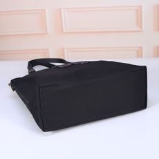 PRADA普拉达小熊肩背斜挎包 型号:A245(进口防水布) 尺寸:30.5x32.5x10.5(cm) 💪🏿重金打版复 PRADA普拉达小熊肩背斜挎包 型号:A245(进口防水布) 尺寸:30.5x32.5x10.5(cm) 💪🏿重金打版复