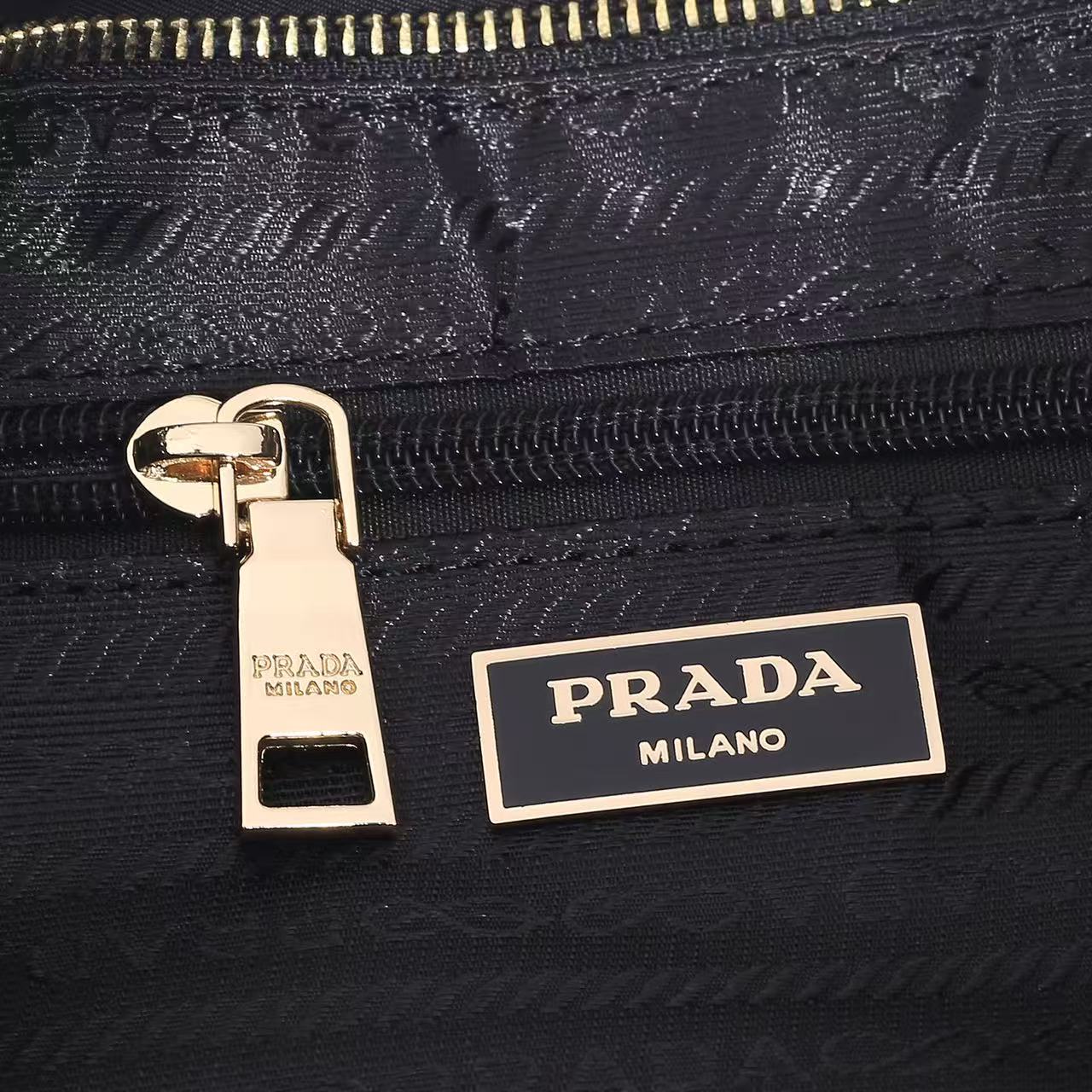 PRADA普拉达小熊肩背斜挎包 型号:A245(进口防水布) 尺寸:30.5x32.5x10.5(cm) 💪🏿重金打版复 PRADA普拉达小熊肩背斜挎包 型号:A245(进口防水布) 尺寸:30.5x32.5x10.5(cm) 💪🏿重金打版复