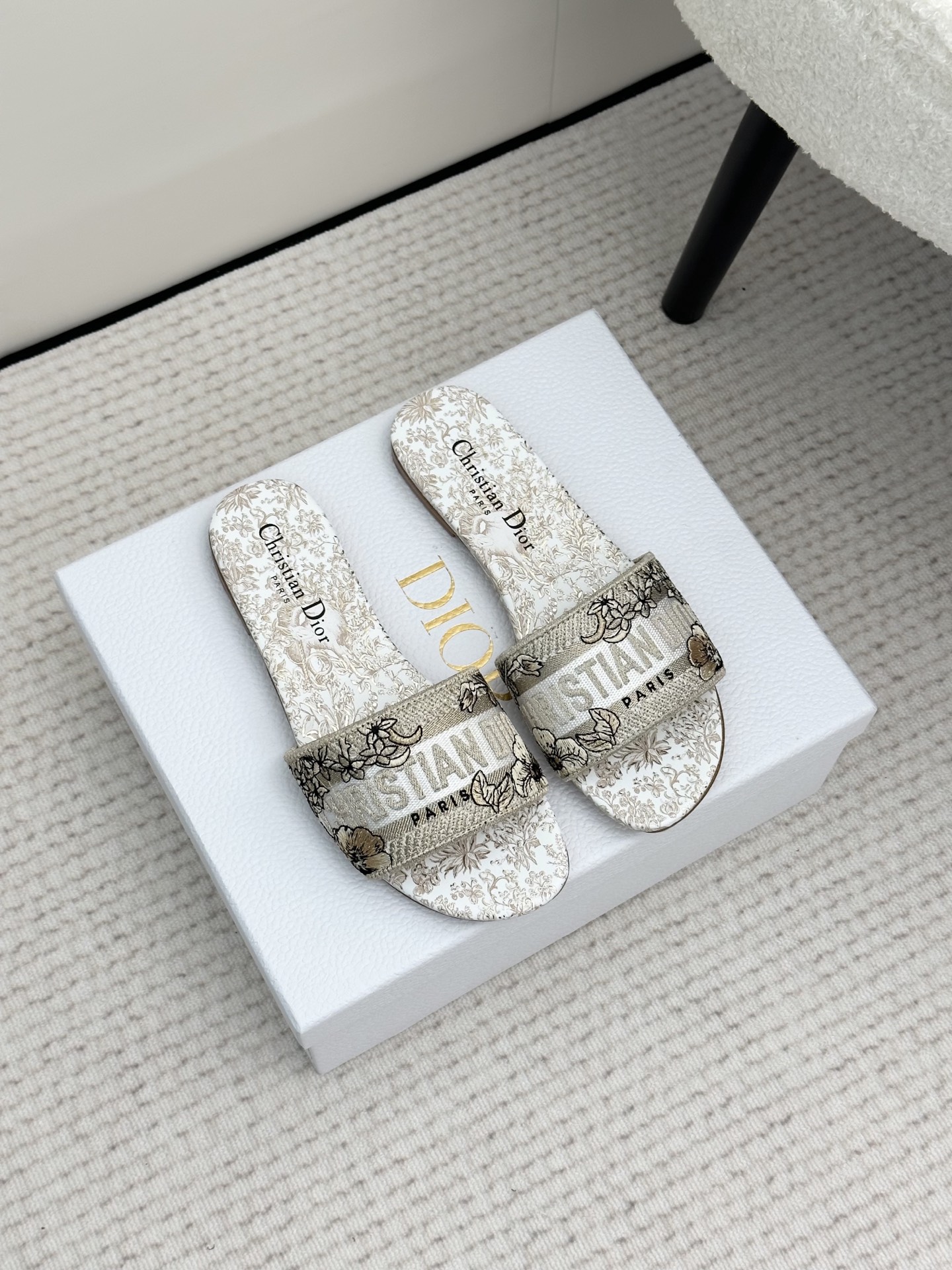 NO:232376,Flat bottom medium-heel purchasing level!  The new Dior series flat slippers, classic and beautiful masterpiece, the most popular spring and summer series of dior counters, both temperament, fashion, classic and durable design style, and the effect of the foot is particularly beautiful!  Original reproduction!  The upper is original custom canvas computer embroidery logo!  Inner/foot pad: Original custom imported water-washed cowhide piri!  Italian A-grade leather outsole!  Heels flat sole size 35-40 (40, 41, 42, custom-made non-return and exchange), slippers, dior, slippers, cowhide, Leather soles19860909平底 中跟代购级别！ 新款Dior 系列平底拖鞋,经典上乘美艳力作 dior专柜最火春夏系列 兼备气质 时尚 经典耐看的设计风格 上脚效果特别美！原版复刻制作！ 鞋面原版定制帆布电脑刺绣Logo！ 内里/垫脚:原版定制进口水洗牛皮皮里 ！ 意大利A级真皮大底！ 跟高平底 码数35-40（40,41,42,定制不退换）,拖鞋,dior,slippers,cowhide,Leather soles,Women's Shoes