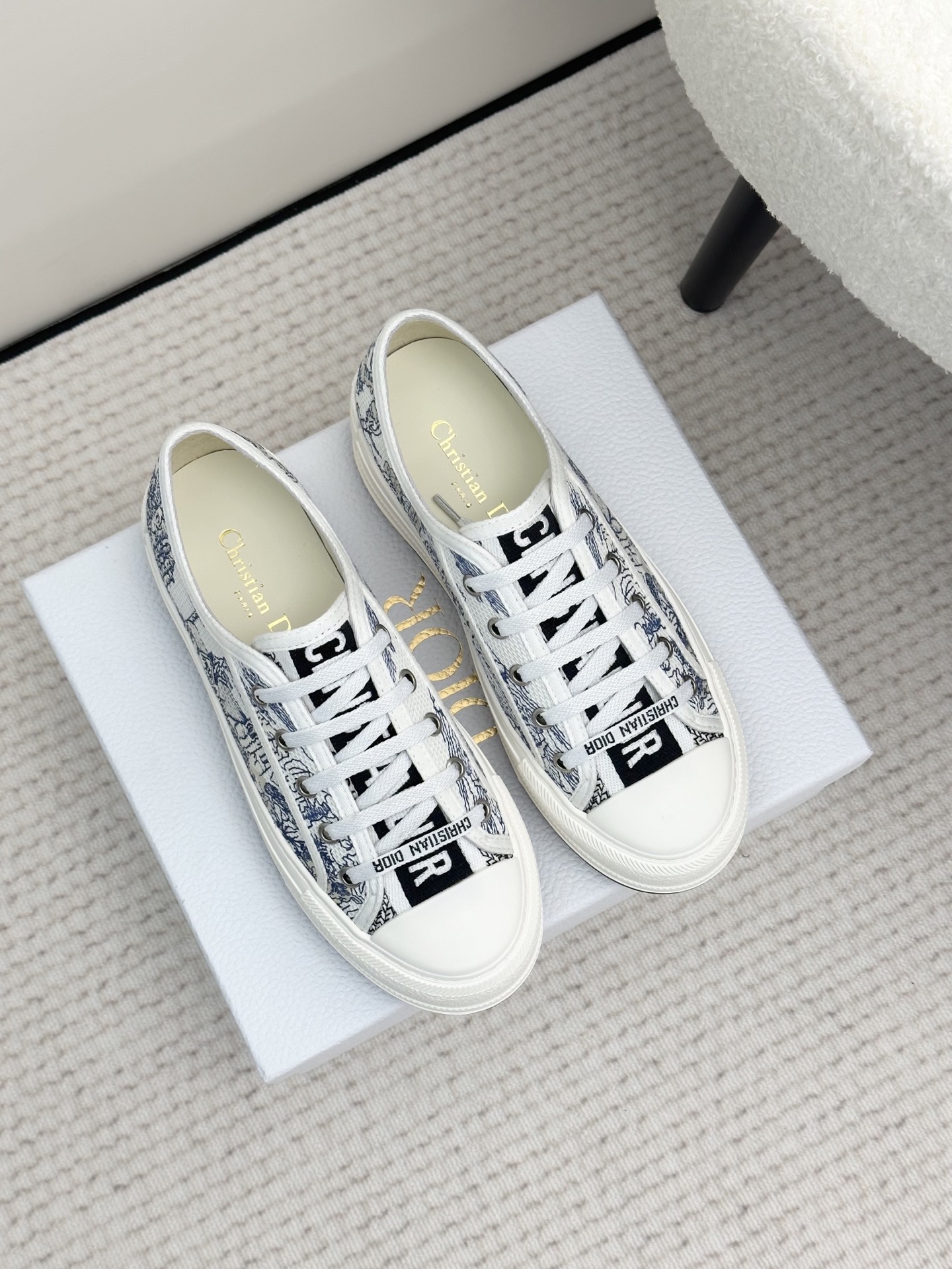 : Spring 2025 Walk 'n' Dio*r Mocasines bordados en 3D decorados con motivos florales en tejido de al