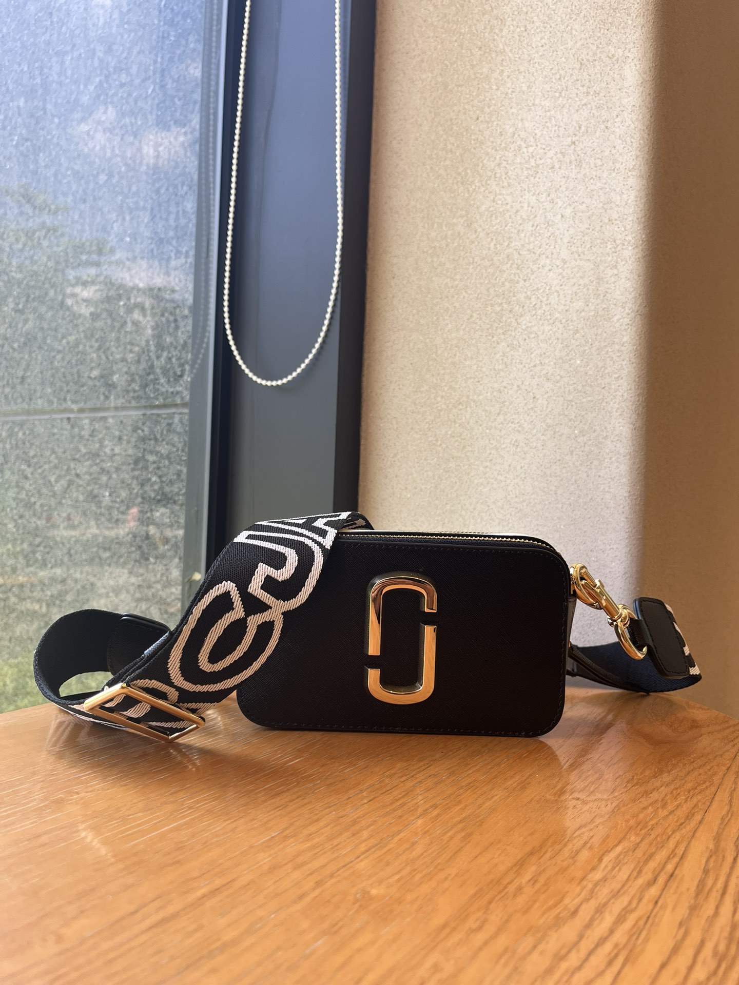 THE MJ相机包  一年四季人手必备一只的相机包 火遍全球的相机包 颜色非常美丽 更显青春活力 深得众