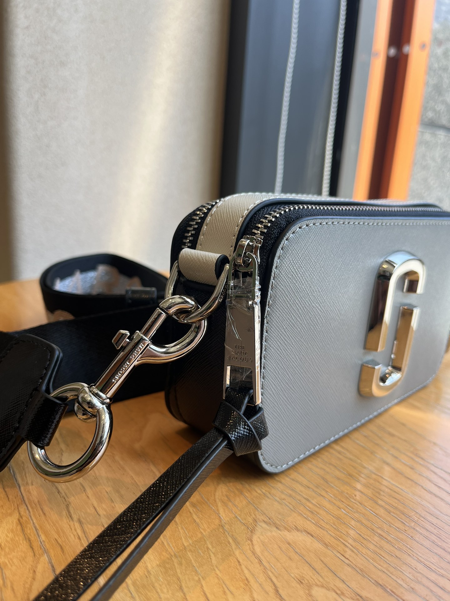 THE MJ相机包  一年四季人手必备一只的相机包 火遍全球的相机包 颜色非常美丽 更显青春活力 深得众