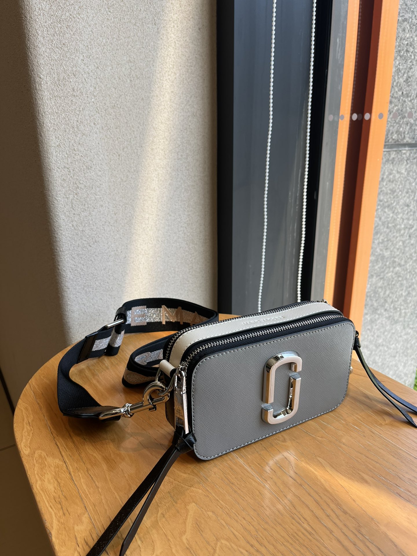 THE MJ相机包  一年四季人手必备一只的相机包 火遍全球的相机包 颜色非常美丽 更显青春活力 深得众